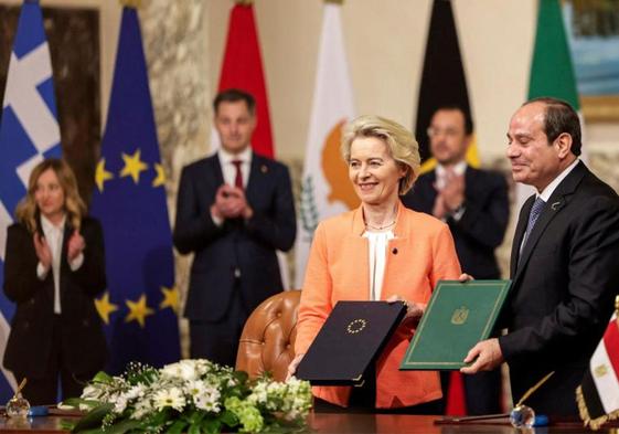 Ursula Von der Leyen y el presidente egipcio, Al Sisi, tras la firma del acuerdo.