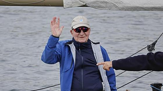 El rey emérito deja Sanxenxo tras cinco días entre amigos