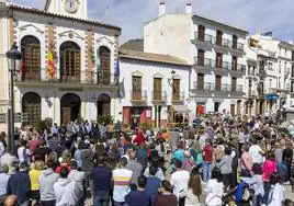 Concentración de repulsa en Alora por el asesinato de Gracia, que era de esta localidad malagueña.