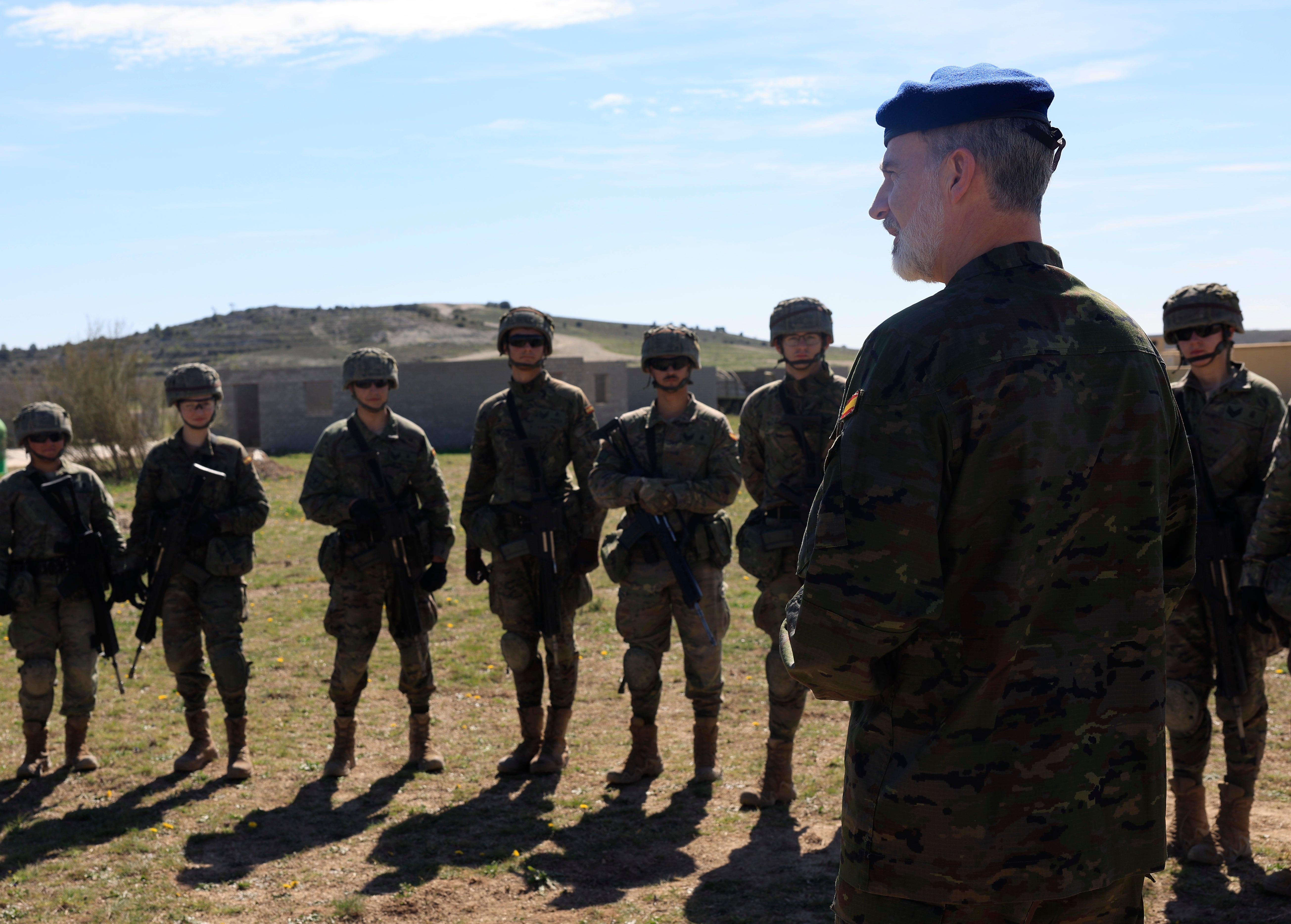 Los alumnos de la Academia Militar, entre los que se encuentra la princesa Leonor, escuchan las palabras del Rey