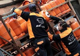 Dos trabajadores repartiendo bombonas.