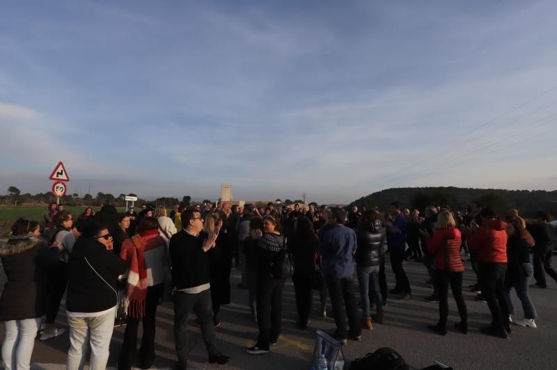 Continúan las protestas en las cárceles catalanas tras el asesinato de una cocinera en una prisión.