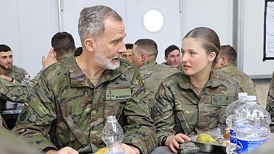 El Rey visita a la princesa Leonor en unas maniobras de la Academia General