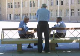 Un grupo de jubilados en un parque.