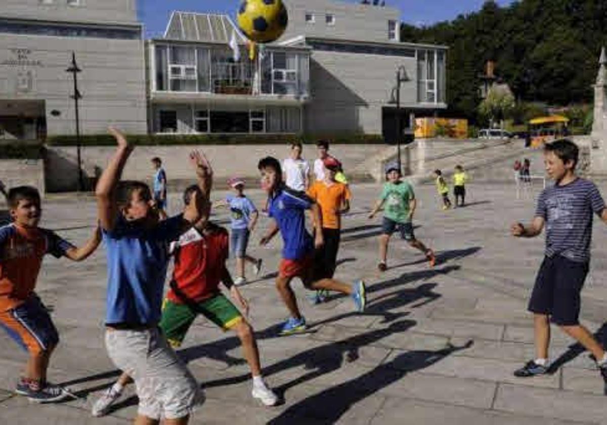 Niños jugando con balón.