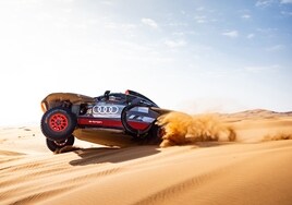 Carlos Sainz pilota su Audi sobre el desierto.