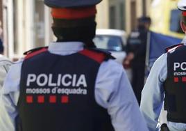 Dos agentes de los Mossos.