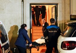 Agentes transportan el cuerpo de una mujer asesinada por su pareja el martes en A Coruña.