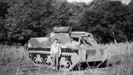 Un soldado junto a uno de aquellos tanques de plástico.