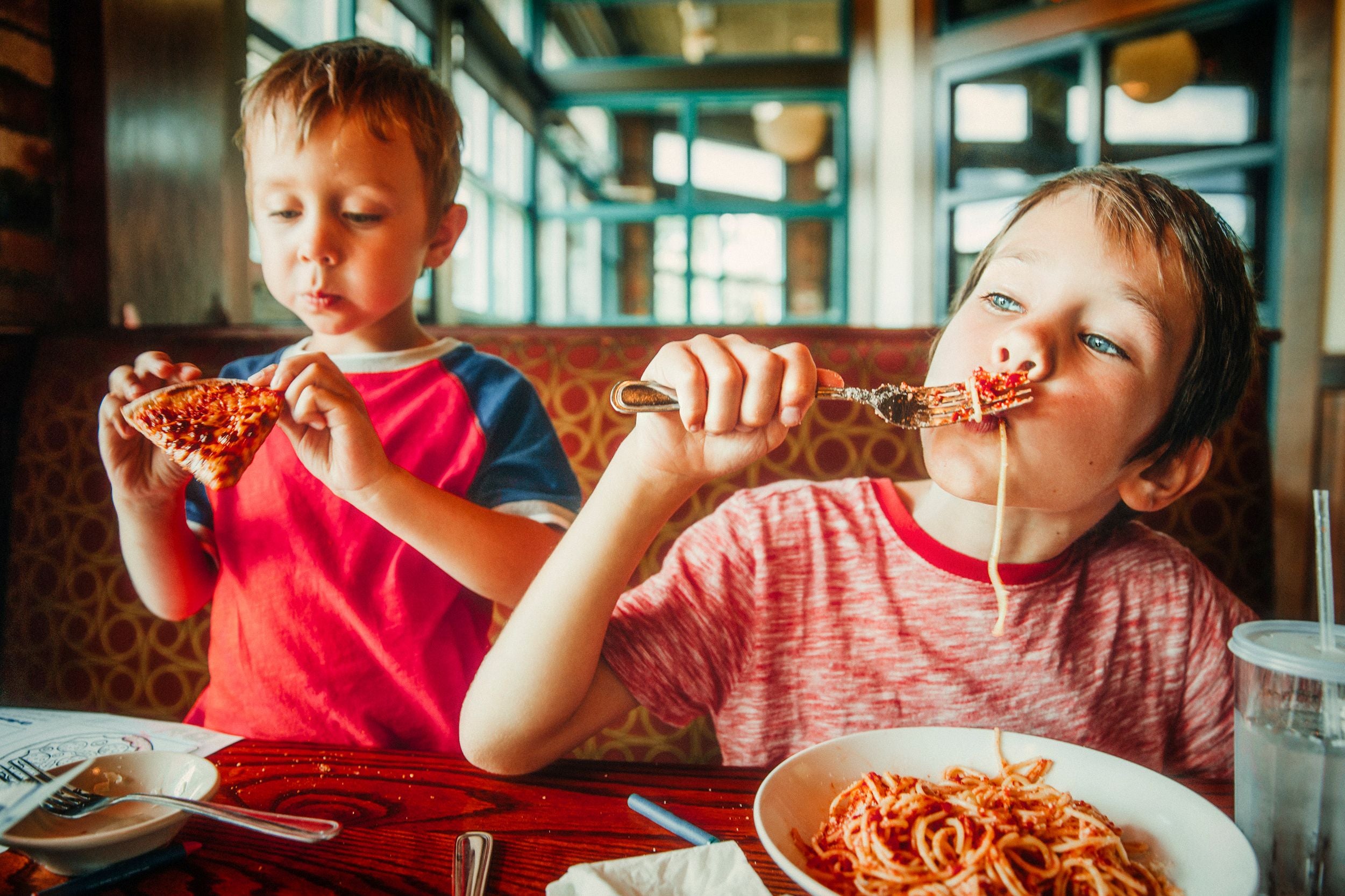 Cómo conseguir que los niños se porten bien en un restaurante (sin recurrir al móvil)