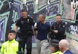 Un policía de Vizcaya dispara y hiere de gravedad a un hombre que les atacó con un cuchillo al desalojar un túnel
