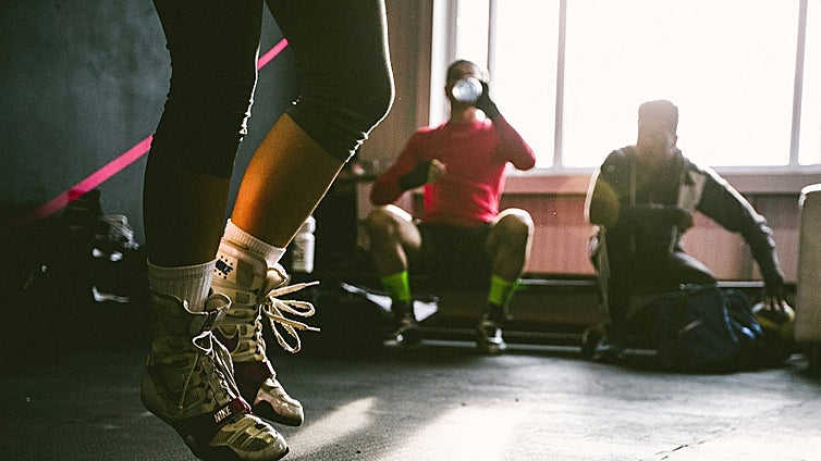 Todo lo que necesitas para quemar grasa con una rutina HIIT explosiva