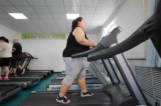 Mujer con sobrepeso haciendo ejercicio.