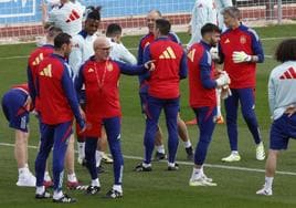 Los futbolistas y el cuerpo técnico de la selección española preparan el duelo frente a Colombia.