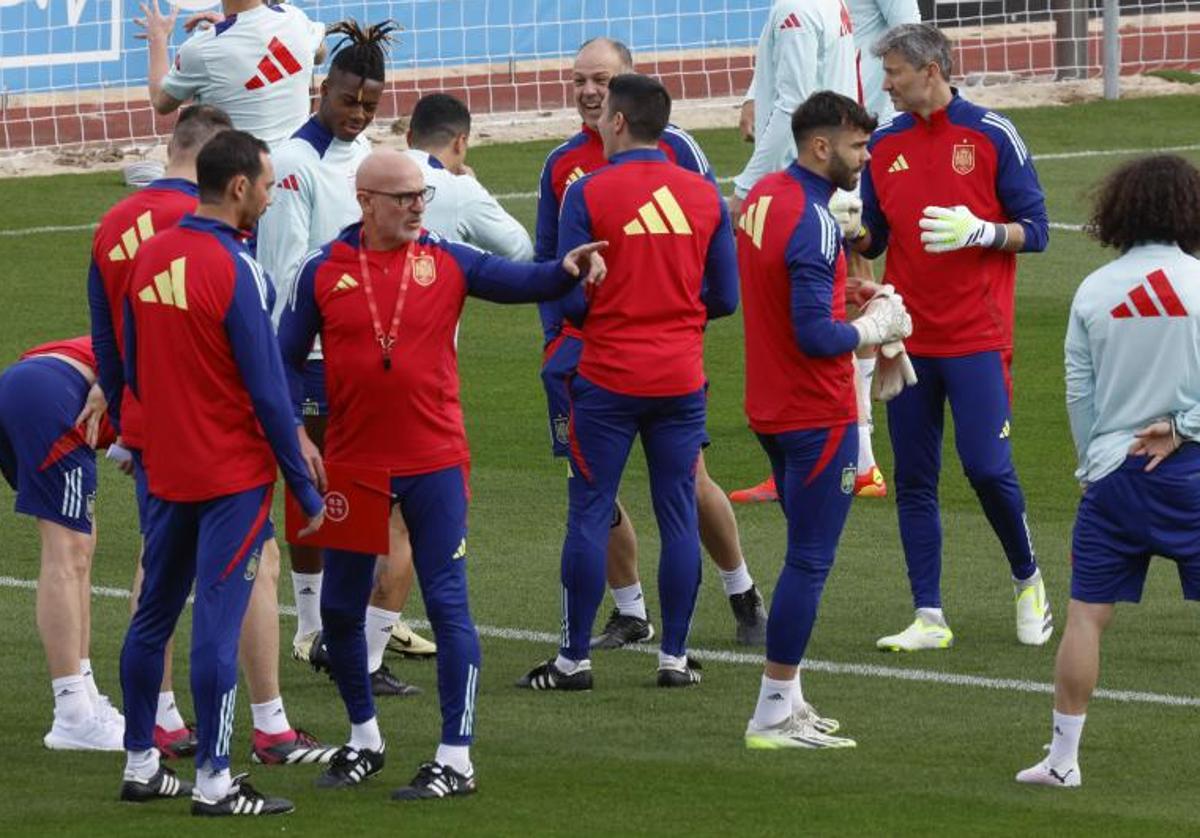 Los futbolistas y el cuerpo técnico de la selección española preparan el duelo frente a Colombia.