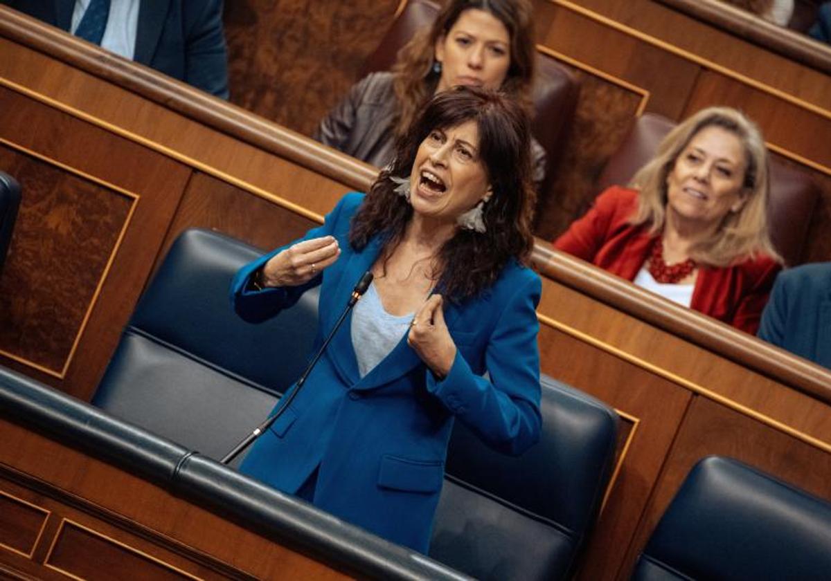 La ministra de Igualdad, Ana Redondo, interviene durante la sesión de control al Gobierno.