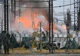 Los bomberos extinguen un incendio en una subestación eléctrica tras un ataque con misiles en Járkov.