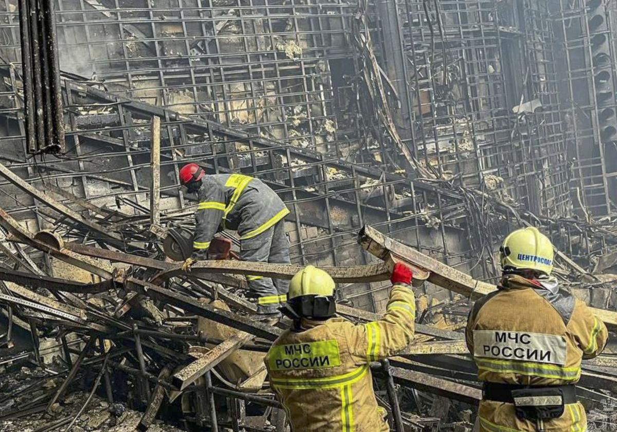 Los servicios de emergencia trabajan en el auditorio donde se produjo la masacre.