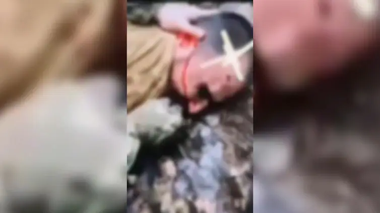 Un vídeo muestra cómo torturan a uno de los terroristas