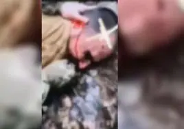 Un vídeo muestra cómo cortan la oreja a uno de los terroristas del auditorio de Moscú y se la meten en la boca