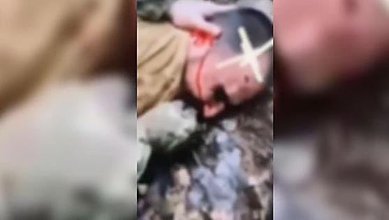 Un vídeo muestra cómo cortan la oreja a uno de los terroristas del auditorio de Moscú y se la meten en la boca