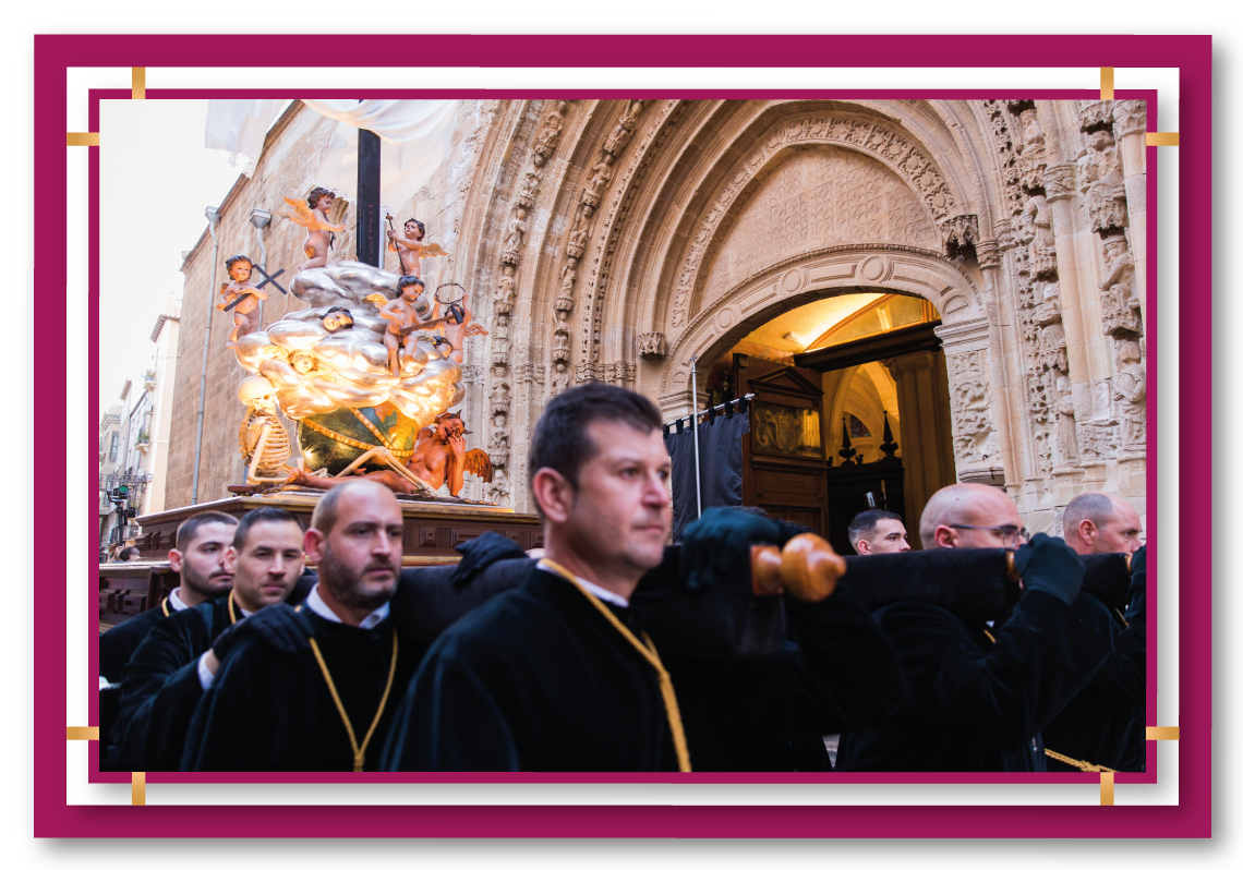 Procesión del Santo Entierro de Cristo con el caballero cubierto, La Diablesa, San Juan Evangelista y la Virgen de la Soledad.