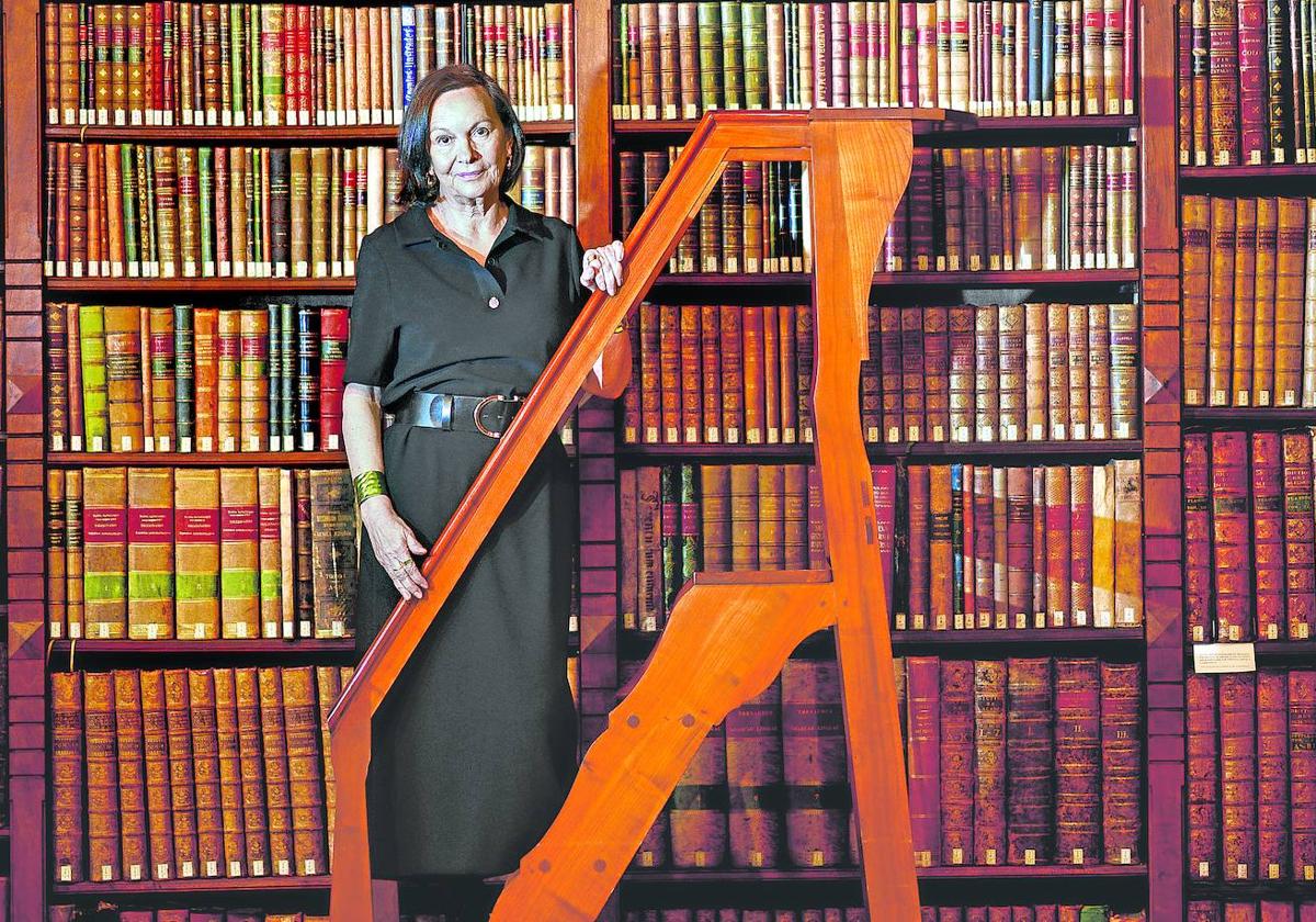 Sánchez posa en la biblioteca de la Real Academia Española.