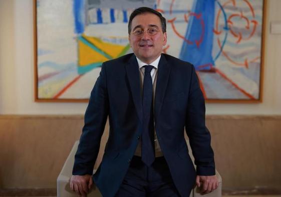 José Manuel Albares posa en una sala del Ministerio de Asuntos de Exteriores tras la entrevista.