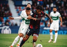 El Levante remonta 'in extremis' ante el Elche en un partido loco