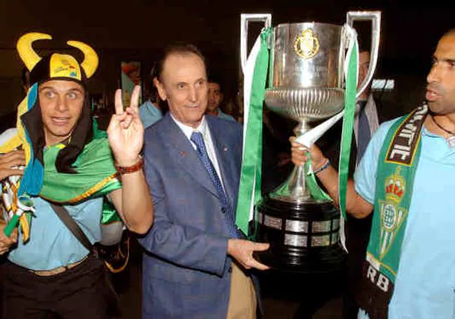 Joaquín, junto a Ruiz de Lopera con la Copa del Rey.