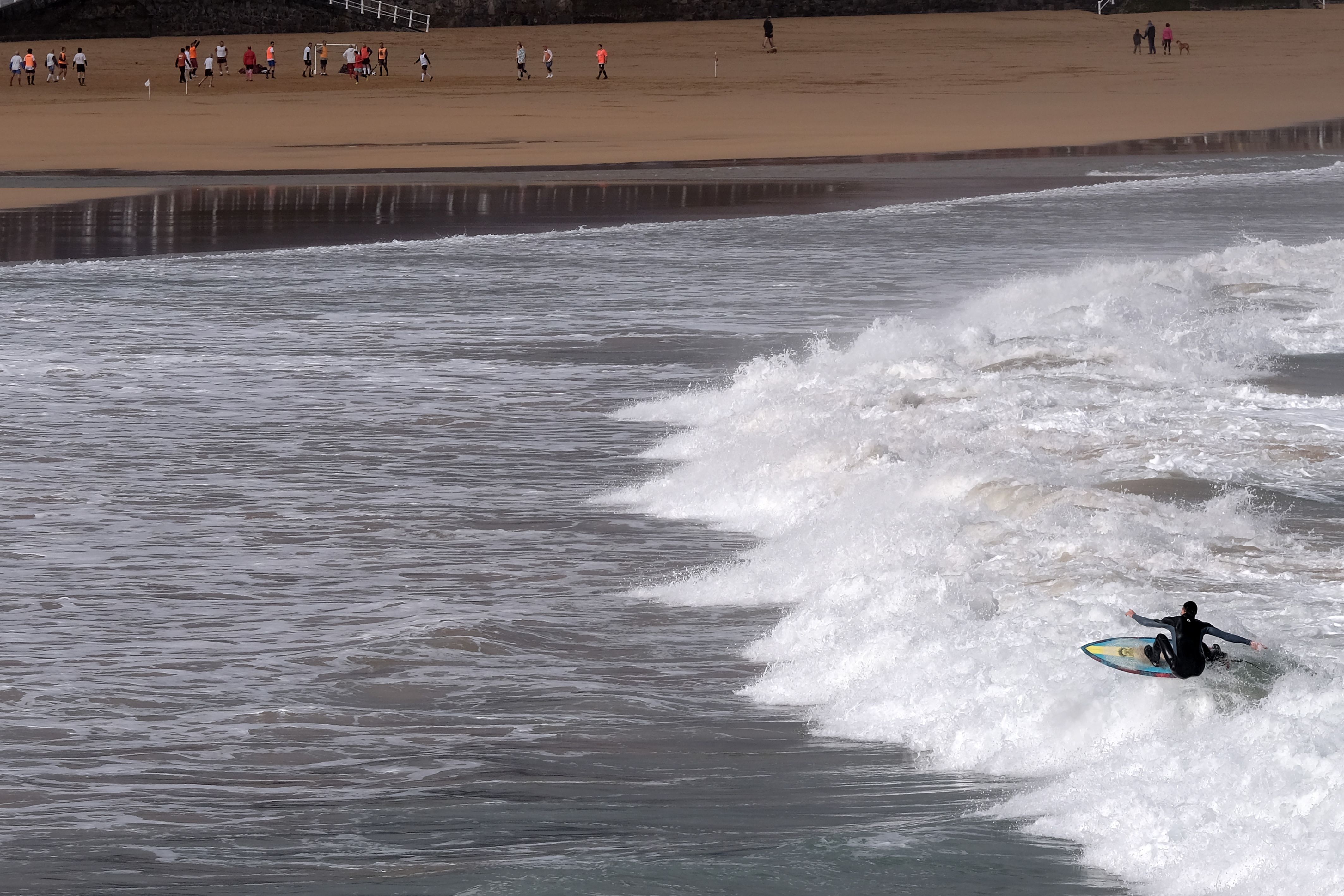 Olas en la playa de San Lorenzo, en Gijón.