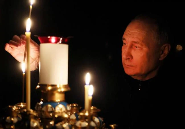 Putin enciende una vela por los fallecidos.