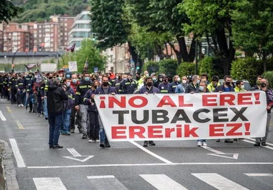 Manifestación de trabajadores de Tubacex, en huelga contra los despidos.