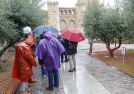 Varias personas se protegen de la lluvia este lunes en Zaragoza.
