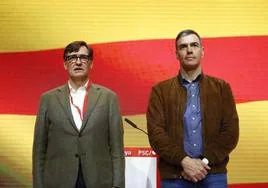 Salvador Illa y Pedro Sánchez durante la clausura del XV Congreso de los socialistas catalanes el 17 de marzo.