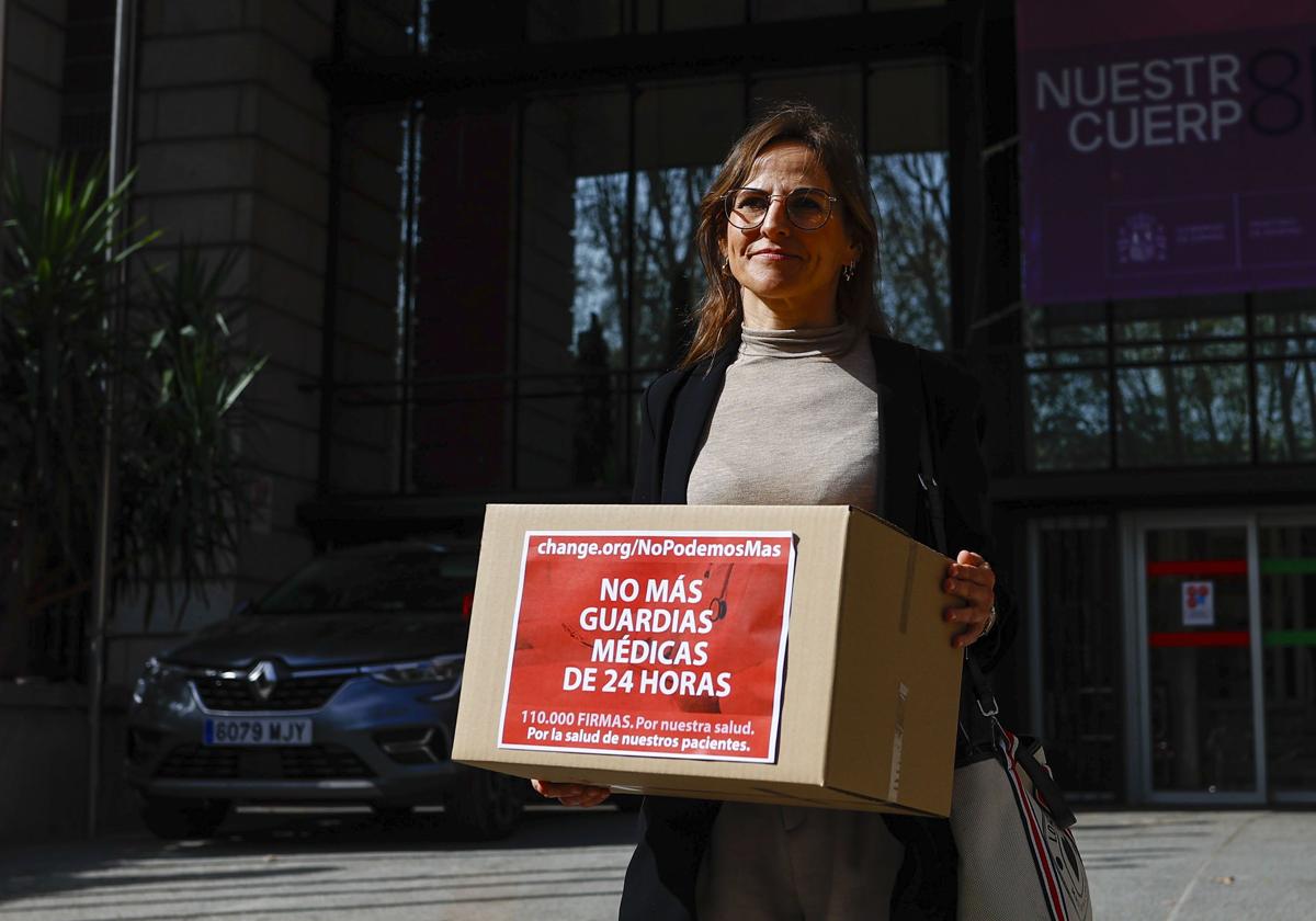 La médica Tamara Contreras, con las firmas.