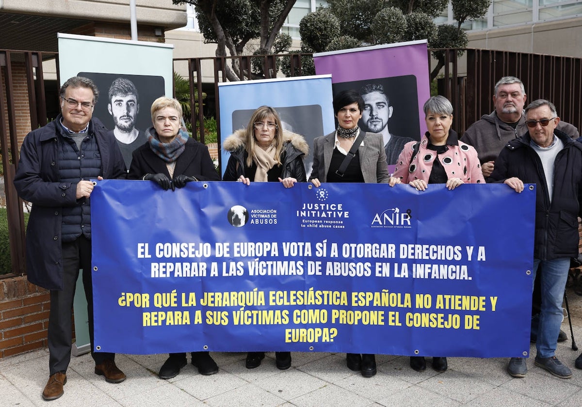 Representantes de varias asociaciones de víctimas de abusos en la Iglesia, ante la sede de la Conferencia Episcopal.