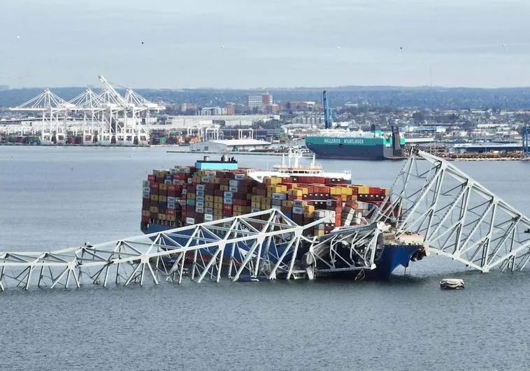 Momento en el que se cae el mayor puente de Baltimore.
