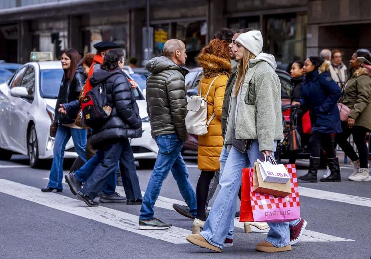 Ciudadanos de compras por la ciudad.