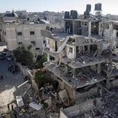 Una vista general muestra un edificio dañado después de un ataque aéreo israelí en Gaza.