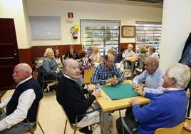 Varios pensionistas en un centro de mayores.