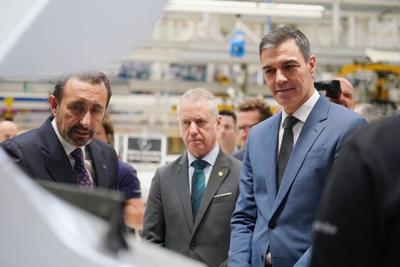 El presidente, Pedro Sánchez, en la factoría de Mercedes en Vitoria junto al lehendakari, Iñigo Urkullu