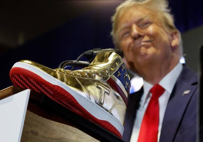 Trump, en la presentación de sus zapatillas en febrero.