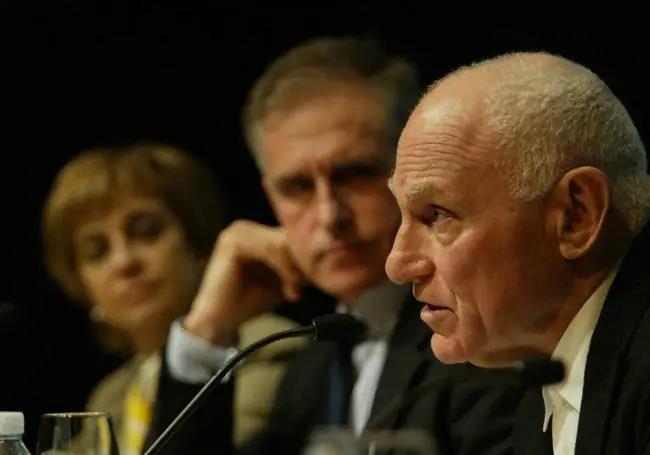 El artista Richard Serra en 2004 durante la presentacion de las esculturas que instalará en el museo Guggenheim Bilbao. Al fondo, la entponces consejera de Cultura Miren Azkarate y Juan Ignacio Vidarte, director del Guggenheim Bilbao