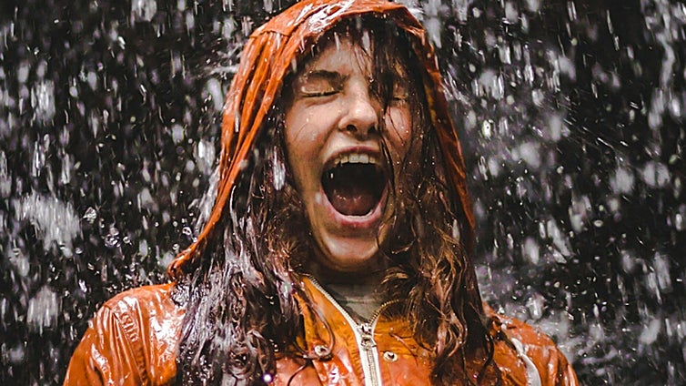 Los mejores chubasqueros para días lluviosos que querrás ponerte también cuando no llueve