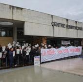 Funcionarios de prisiones protestan con una pancarta y carteles durante una concentración frente al Centro Penitenciario Brians 2.