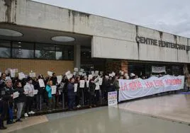 Funcionarios de prisiones protestan con una pancarta y carteles durante una concentración frente al Centro Penitenciario Brians 2.