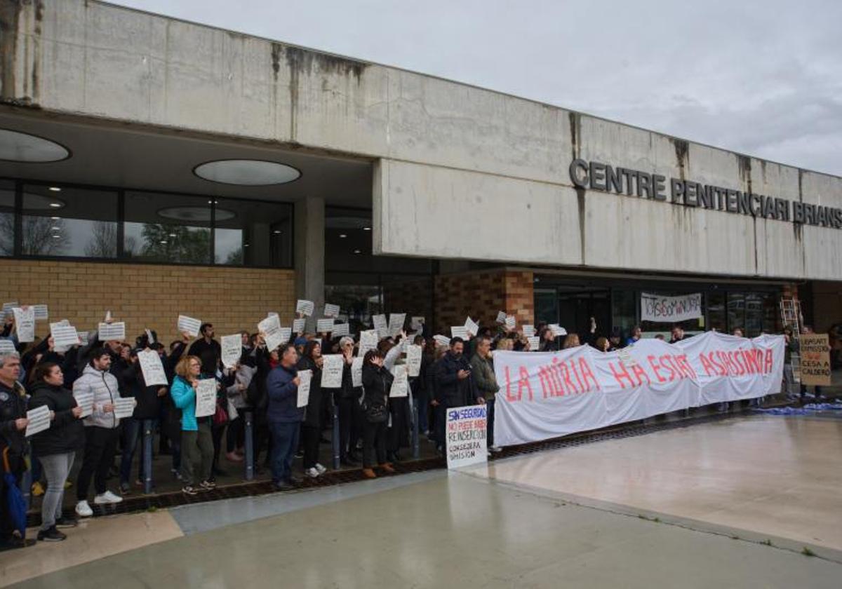 Funcionarios de prisiones protestan con una pancarta y carteles durante una concentración frente al Centro Penitenciario Brians 2.