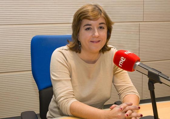 La nueva presidenta interina de RTVE, Concepción Cascajosa, frente a un micrófono de RNE.