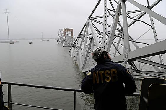 El drama de Baltimore: rezos en español, una indemnización superior a mil millones y contenedores peligrosos en el mar